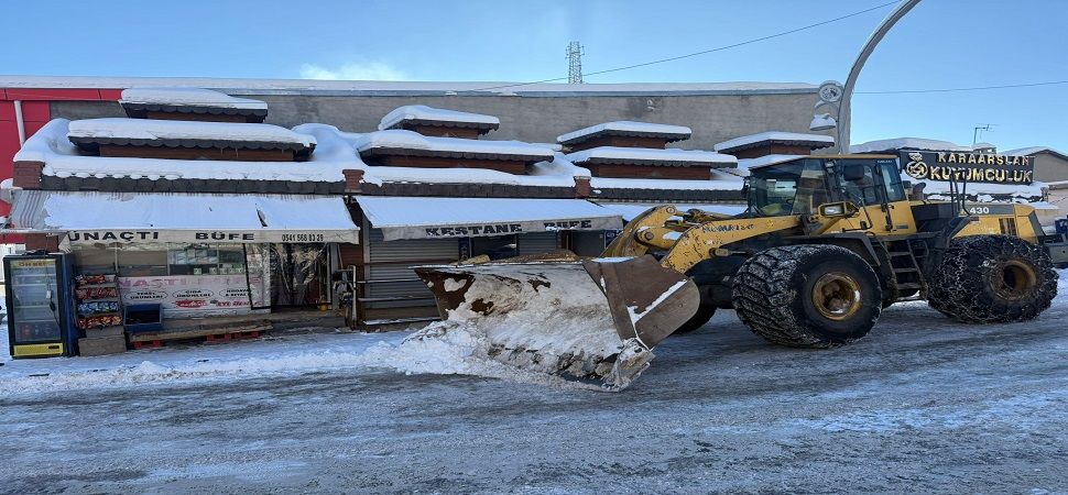 Başkale de kar yağışı hayatı olumsuz etkiledi