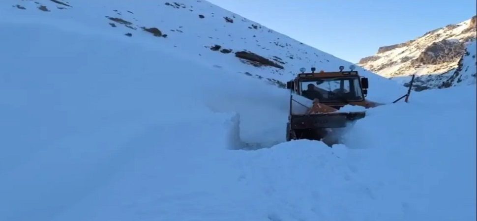 Başkale\'de Çığ Sonrası Mahalle Yollu Ulaşıma Açıldı