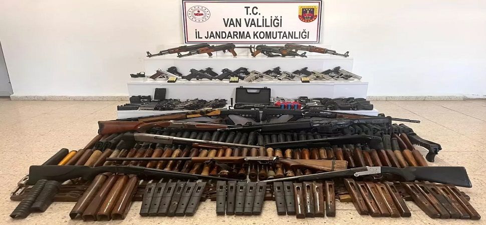 Başkale’de çok sayıda silah ele geçirildi