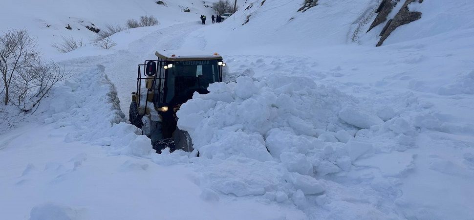 Başkale\'de çığ nedeniyle yolu kapanan mahalle yollu açıldı