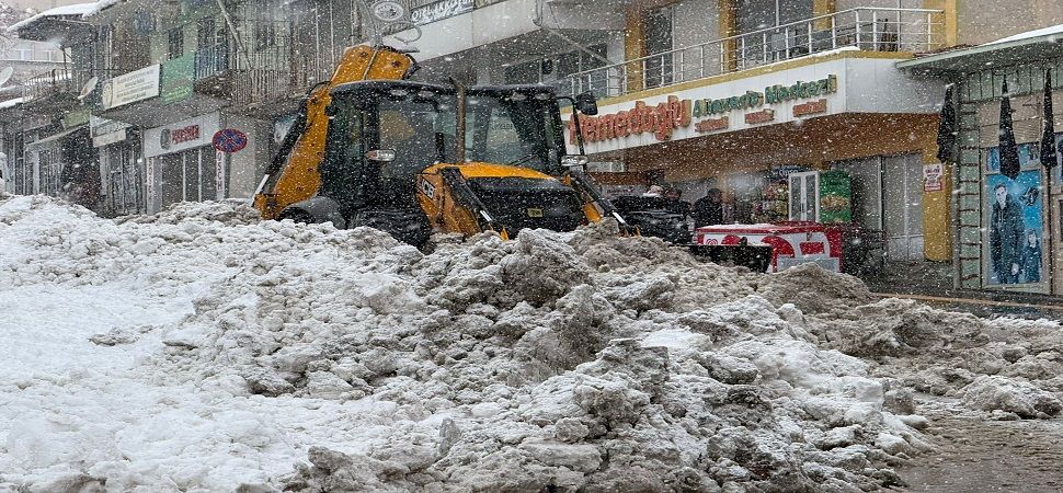 Başkale\'de karla mücadele ekipleri aralıksız çalışıyor