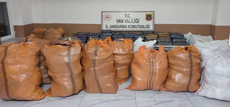 Başkale\'de Gümrük Kaçağı Eşya ve Gıda Ele Geçirildi