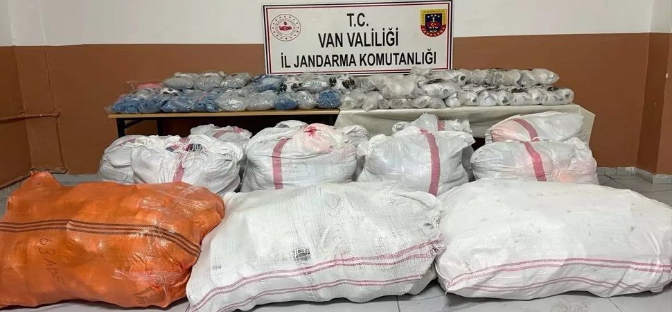 Başkale\'de Gümrük Kaçağı Eşya Ele Geçirildi