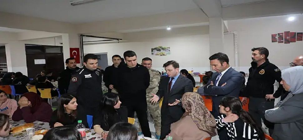 Başkale\'de Kaymakam Erdoğan öğrencilerle iftar sofrasında buluştu