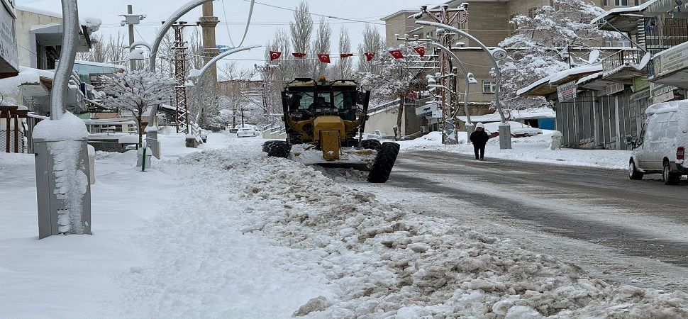 Başkale'de Yoğun Kar Yağışı 32 Mahallenin Yolunu Kapattı