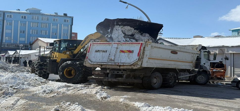 Başkale'de kar yığınları ilçe dışına taşındı