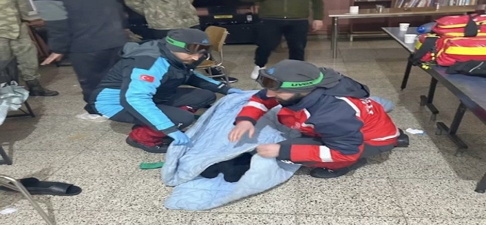 Başkale \'de hipotermi şüphesi olan 2 düzensiz göçmen kurtarıldı