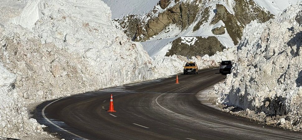 Çığ nedeniyle ulaşıma kapanan Van-Hakkari kara yolu açıldı