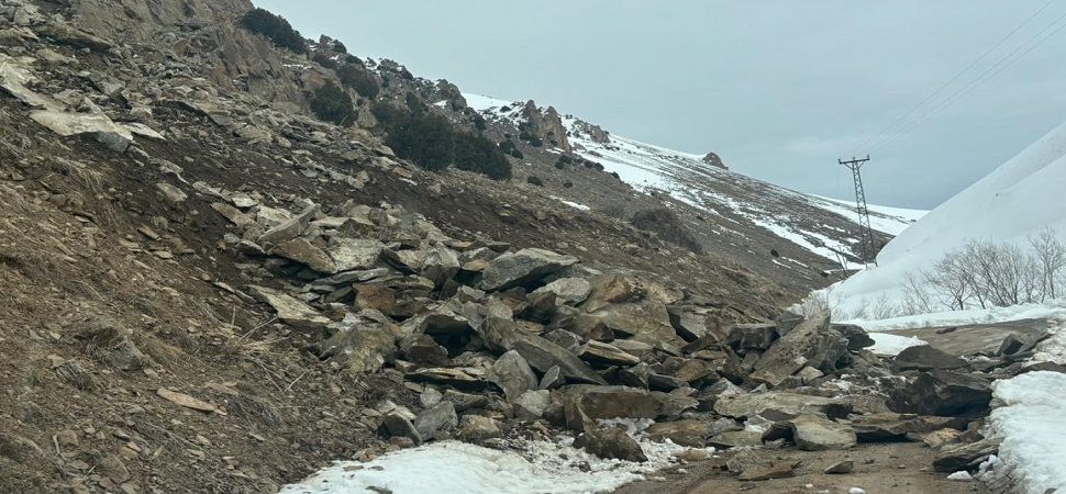 Başkale ’de Heyelan Kayalar Yolu Kapattı