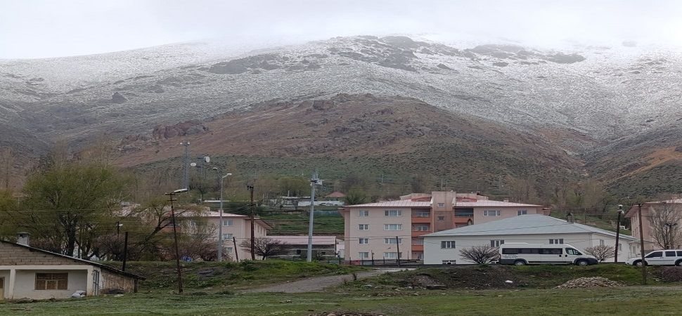 Başkale'nin yüksek kesimlerine Mayıs'ta Kar Yağdı
