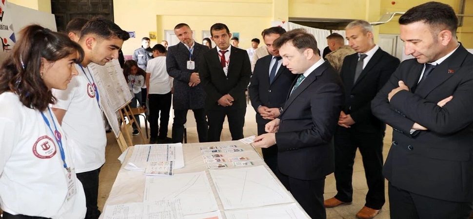 Başkale’de TÜBİTAK 4006 Bilim Fuarı yoğun ilgi gördü