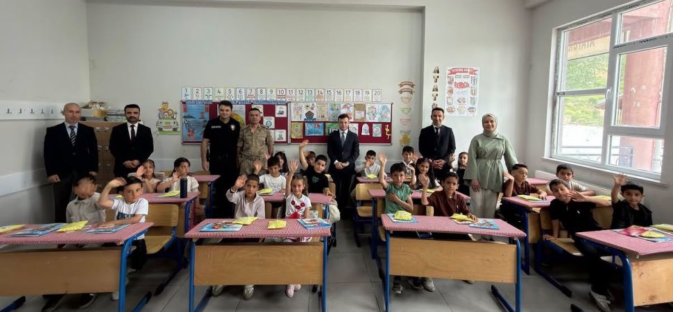 Başkale\'de 9 bin öğrenci karne heyecanı yaşadı
