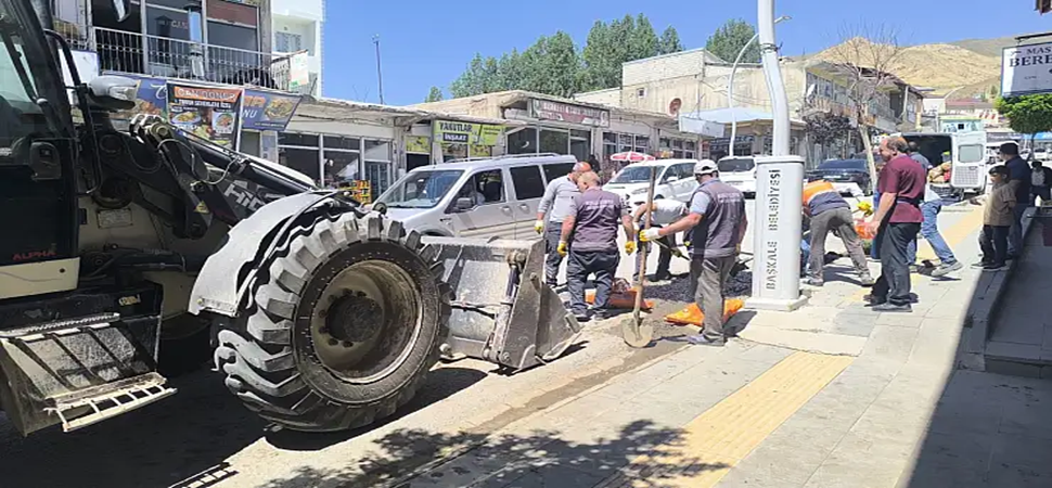 Başkale\'de bozulan yollar onarılıyor