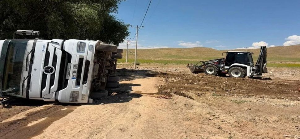 Başkale'de saman yüklü TIR şarampole devrildi