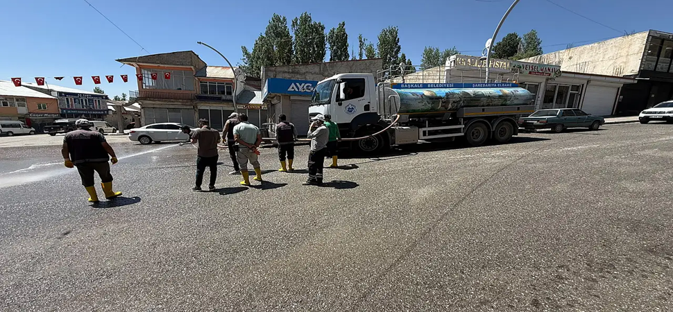 Başkale\'de yol yıkama ve temizlik çalışmaları