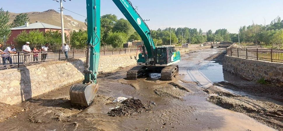Başkale\'de taşkın riskine karşı dere ıslah çalışmaları