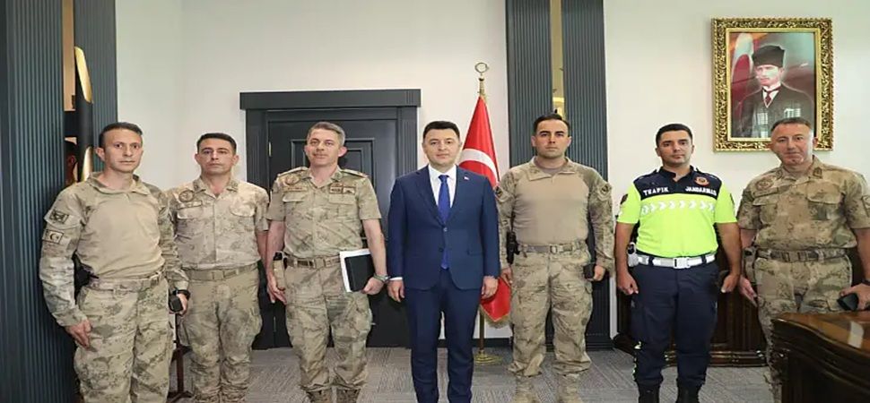 Başkale'de terfi eden jandarmalara yeni rütbeleri tevdi edildi