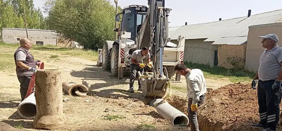 Başkale'de yol ve altyapı çalışmaları sürüyor