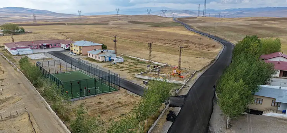Başkale\'nin Böğrüpek\' Mahalle yollu asfaltla yenileniyor