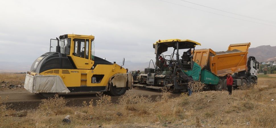 Başkale\'de Asfalt ve stabilize yol çalışmaları devam ediyor