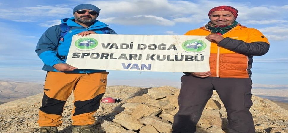 Başkale\'nin İspiriz dağına 9 dağcı, zirvesine ulaştı
