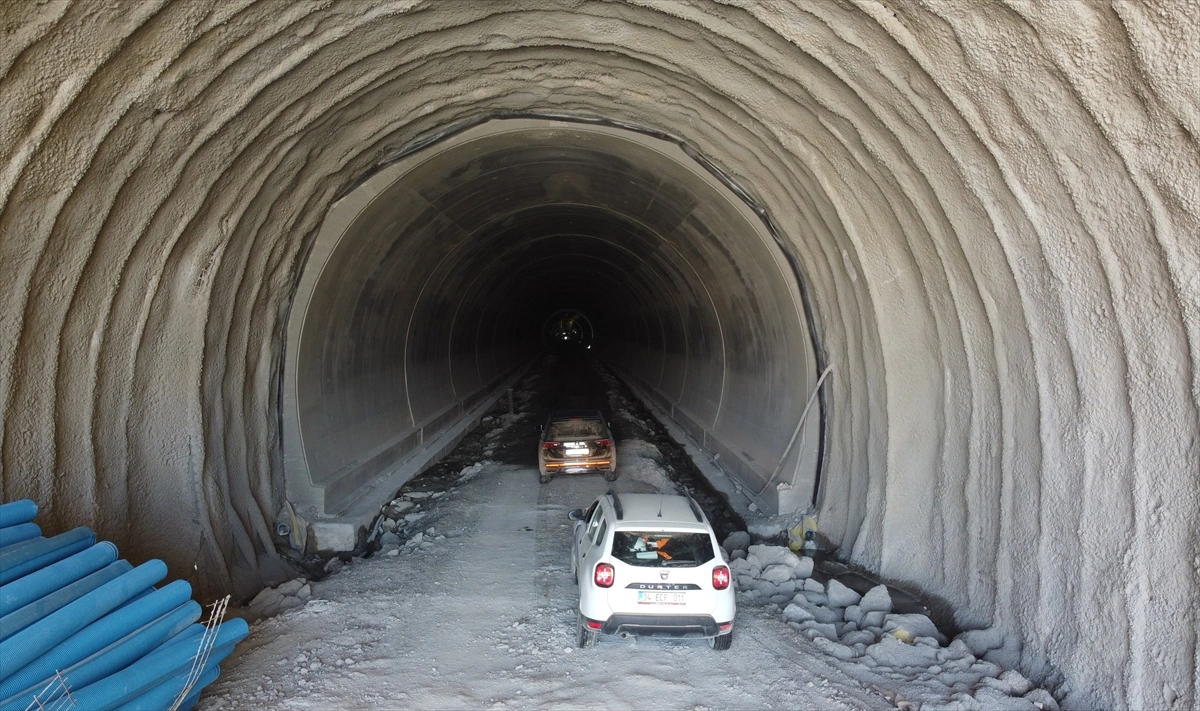 Başkale Güzeldere Tüneli'nin ikinci tüpünde çalışmalar devam ediyor
