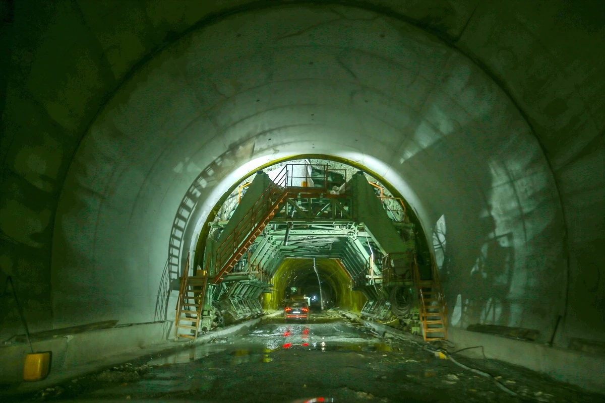 Başkale Güzeldere Tüneli'nin ikinci tüpünde çalışmalar devam ediyor