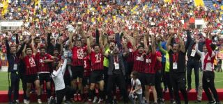 Van Büyükşehir Belediyespor 2. Lig'e yükseldi kupasını aldı
