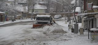 Başkale de Kar yağışı nedeniyle 61 yerleşim yerinin yolu ulaşıma kapandı.