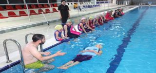 Başkale'de çocuklara yüzme eğitimi veriliyor