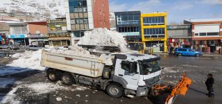 Başkale'de karlar kamyonlarla ilçe dışına taşınıyor