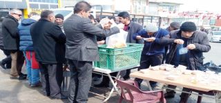 Başkale'de vatandaşlara hoşaf ve bayat ekmek dağıtıldı