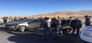 Başkale'de iki otomobilin çarpıştığı kazada 1 kişi öldü, 6 kişi yaralandı