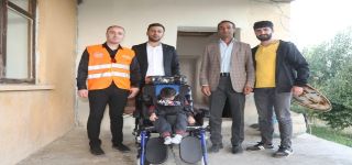 Başkale’de Doğuştan engelli Çocuk tekerlekli sandalyesine kavuştu