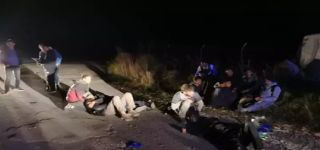 Başkale'de göçmenleri taşıyan minibüs kaza yaptı 20 yaralı