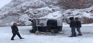 Başkale’de Kar yağışı nedeniyle minibüs devrildi:10 yaralı!