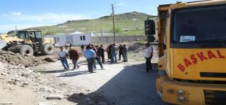 Başkale'de tehlike oluşturan yapılar yıkılıyor