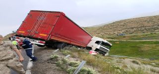 Başkale-Hakkari Yolunda TIR Kazası:1 Yaralı