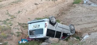 Başkale’de kamyonet dereye uçtu: 2 yaralı