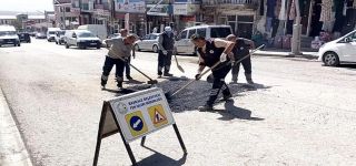 Başkale'de bozuk yollar onarılıyor