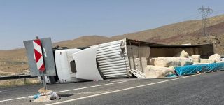 Başkale Gürpınar Yolunda TIR Kaza yaptı.