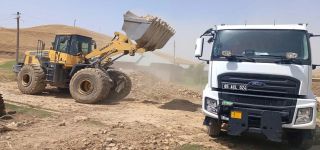 Başkale'de metruk yapıların yıkımı sürüyor