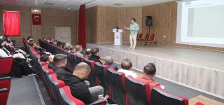 Başkale'de belediye personeline bağımlılıkla mücadele anlatıldı.