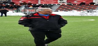Başkale Spor ’un Teknik Direktörü Kinyas Turan vefat etti.