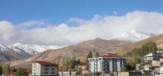 Başkale’de yüksek kesimler beyaza büründü.