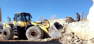 Başkale'de metruk yapılar yıkılıyor