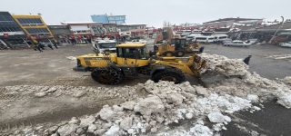 Başkale’de kar yığınları kamyonlarla ilçe dışına taşınıyor