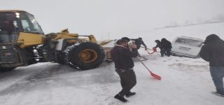 Başkale 'de yoldan çıkan minibüs takla attı kara saplandı