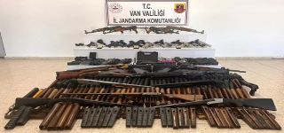 Başkale’de çok sayıda silah ele geçirildi