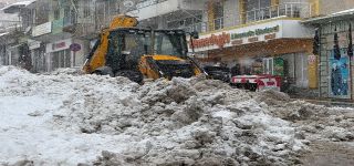 Başkale'de karla mücadele ekipleri aralıksız çalışıyor